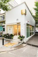 골드 사이니지가 돋보이는 18평 디저트카페 외관